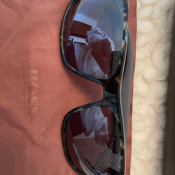 Hugo Boss sunglasses - brand new with case - Picture 2 of 7